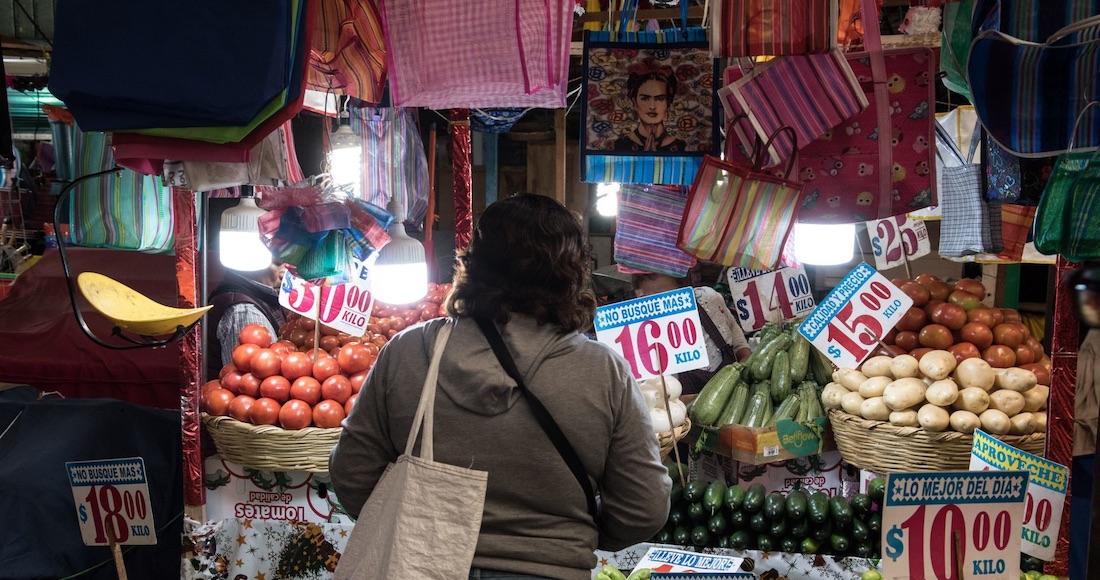 Comerciante en mercado popular mexicano