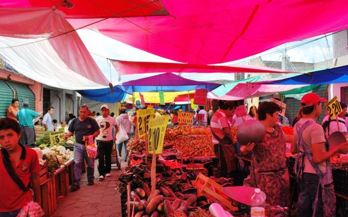 Tianguis popular en México — vendedores y compradores en el mercado